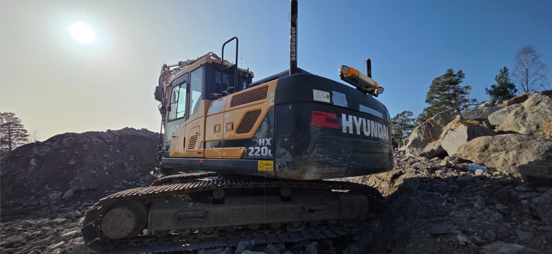Hyundai grävmaskin vid markarbete i Stockholm